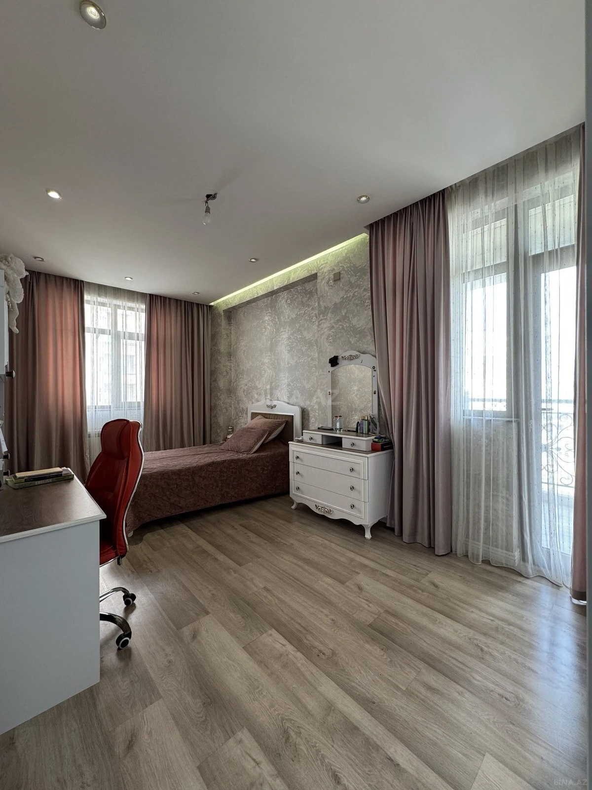 Satılır 3 otaqlı mənzil 130 m²