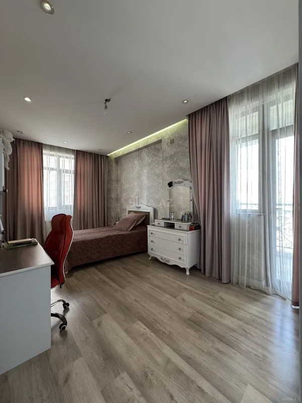 Satılır 3 otaqlı mənzil 130 m²