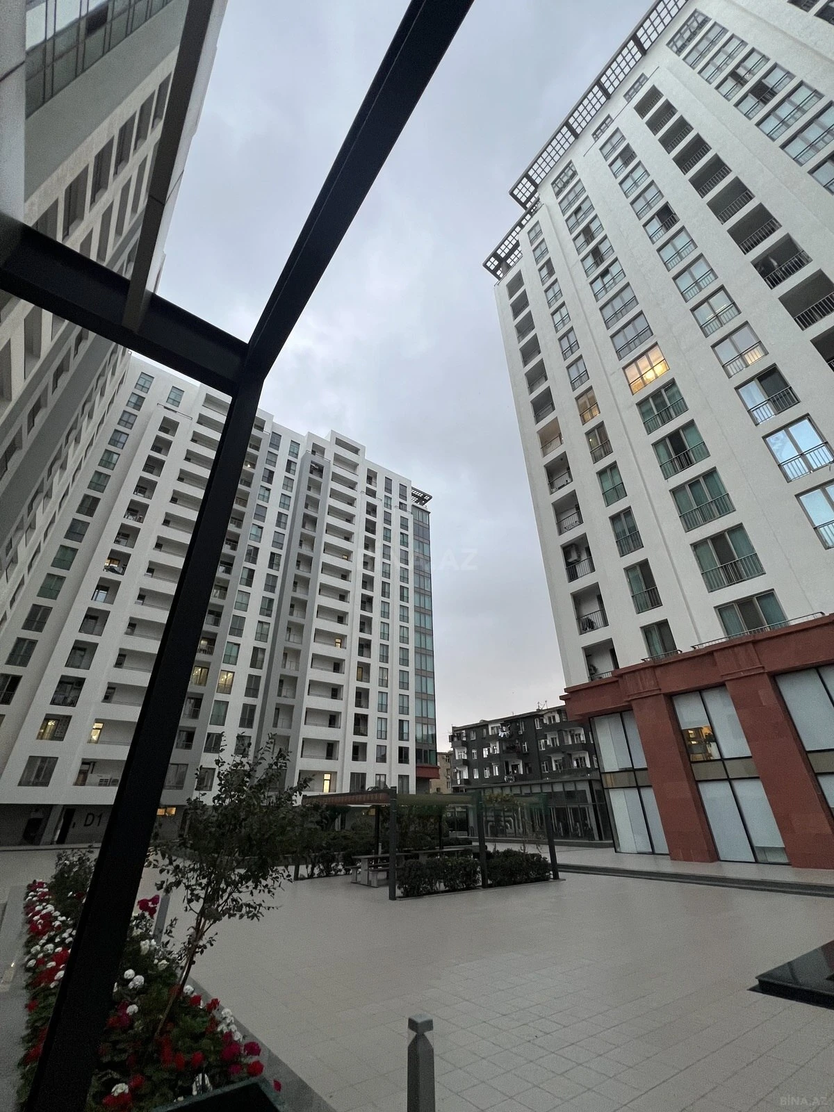Satılır 4 otaqlı mənzil 175 m²