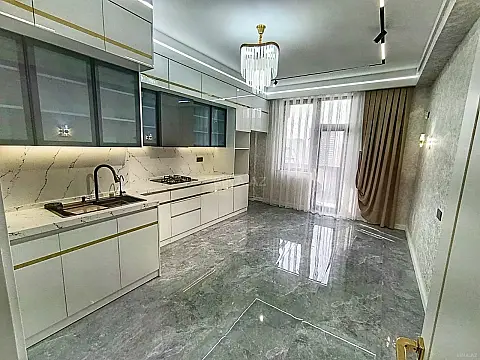 Satılır 4 otaqlı mənzil 173 m²