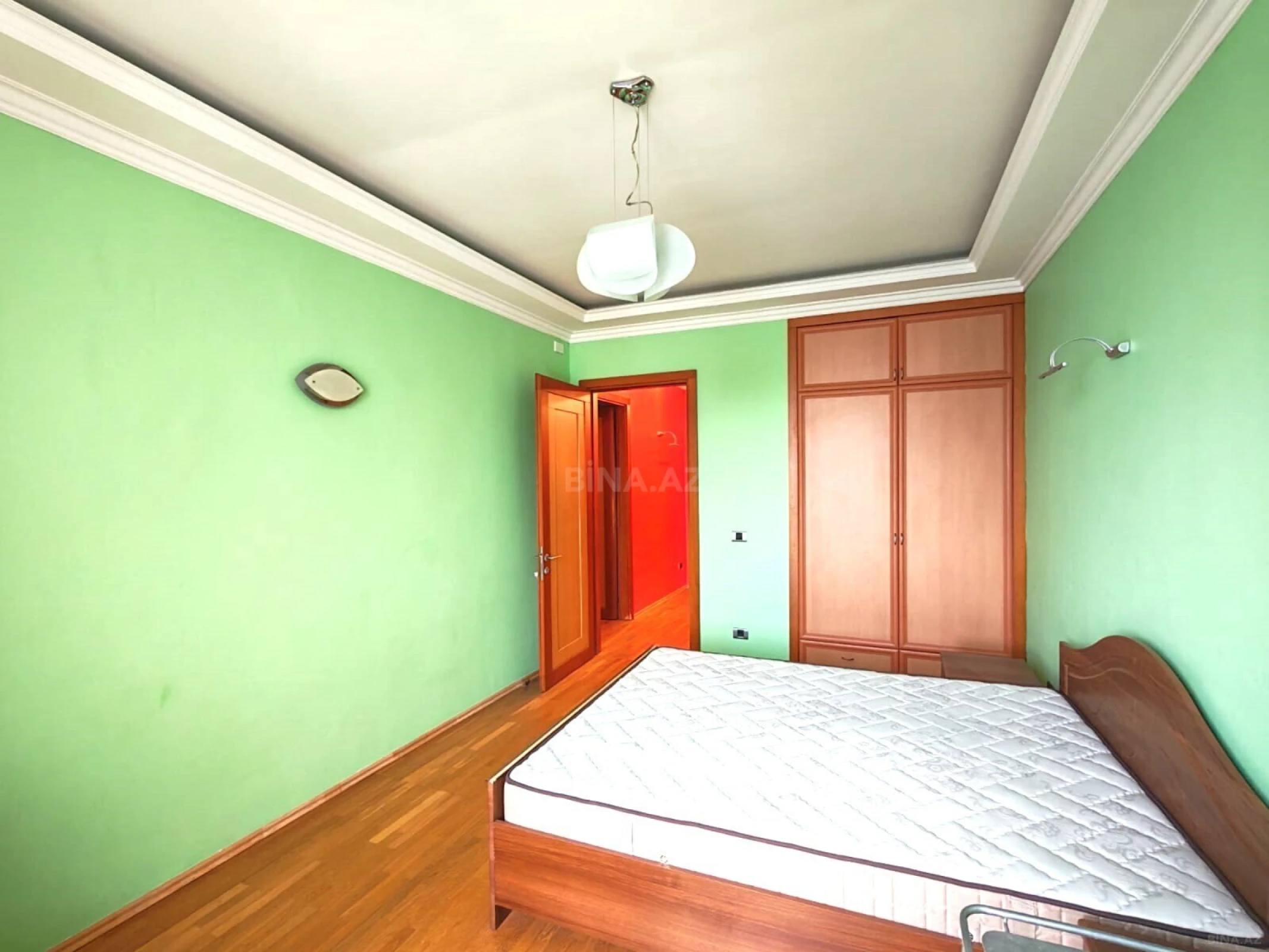 Satılır 3 otaqlı mənzil 135 m²