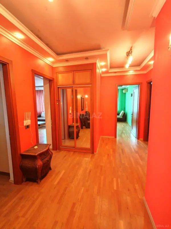 Satılır 3 otaqlı mənzil 135 m²