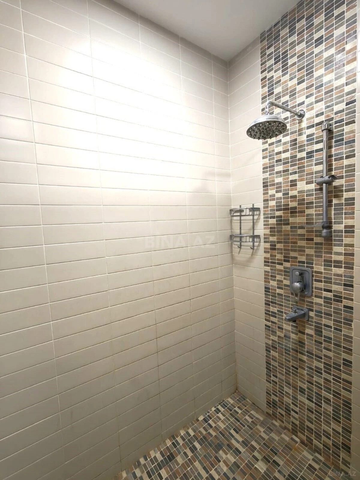 Satılır 3 otaqlı mənzil 135 m²