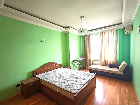 Satılır 3 otaqlı mənzil 135 m²