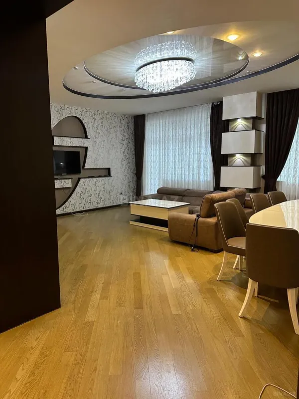 Satılır 3 otaqlı mənzil 148 m²