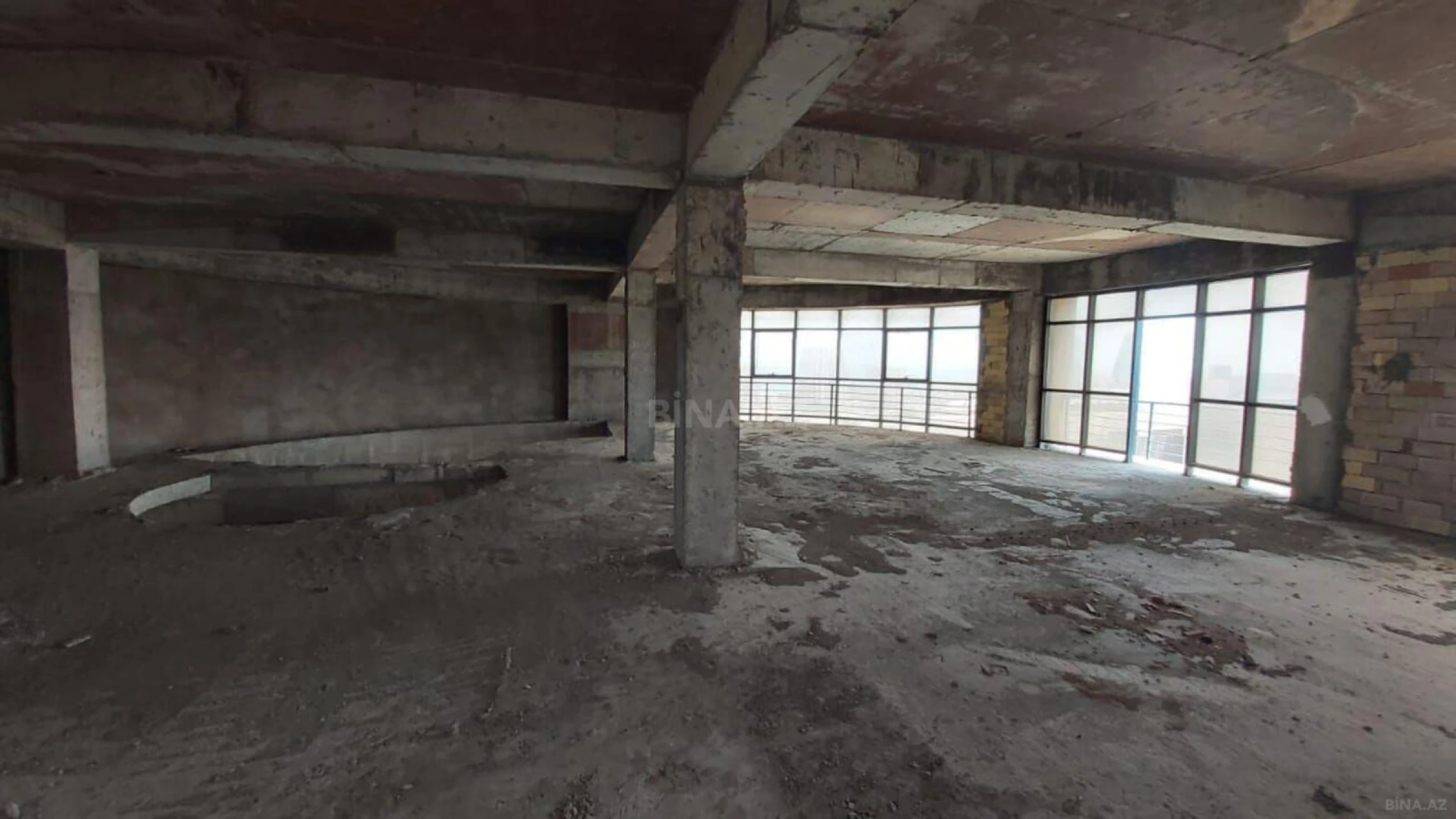 Satılır 7 otaqlı mənzil 800 m²