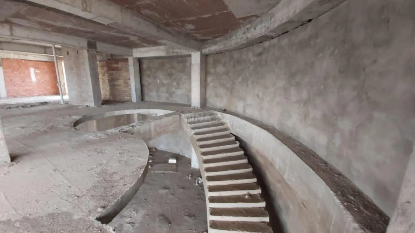 Satılır 7 otaqlı mənzil 800 m²