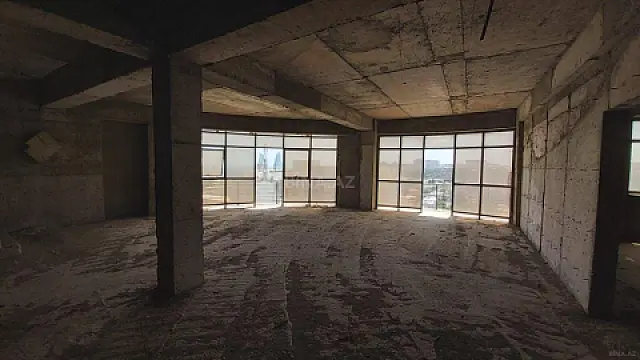 Satılır 7 otaqlı mənzil 800 m²