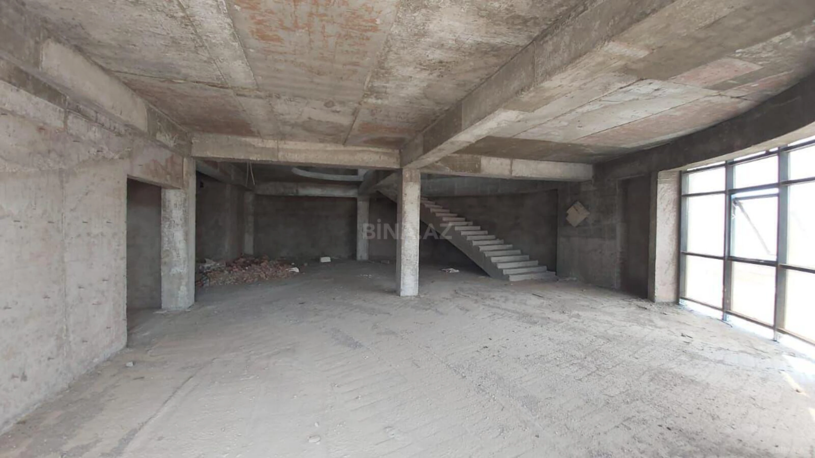 Satılır 7 otaqlı mənzil 800 m²