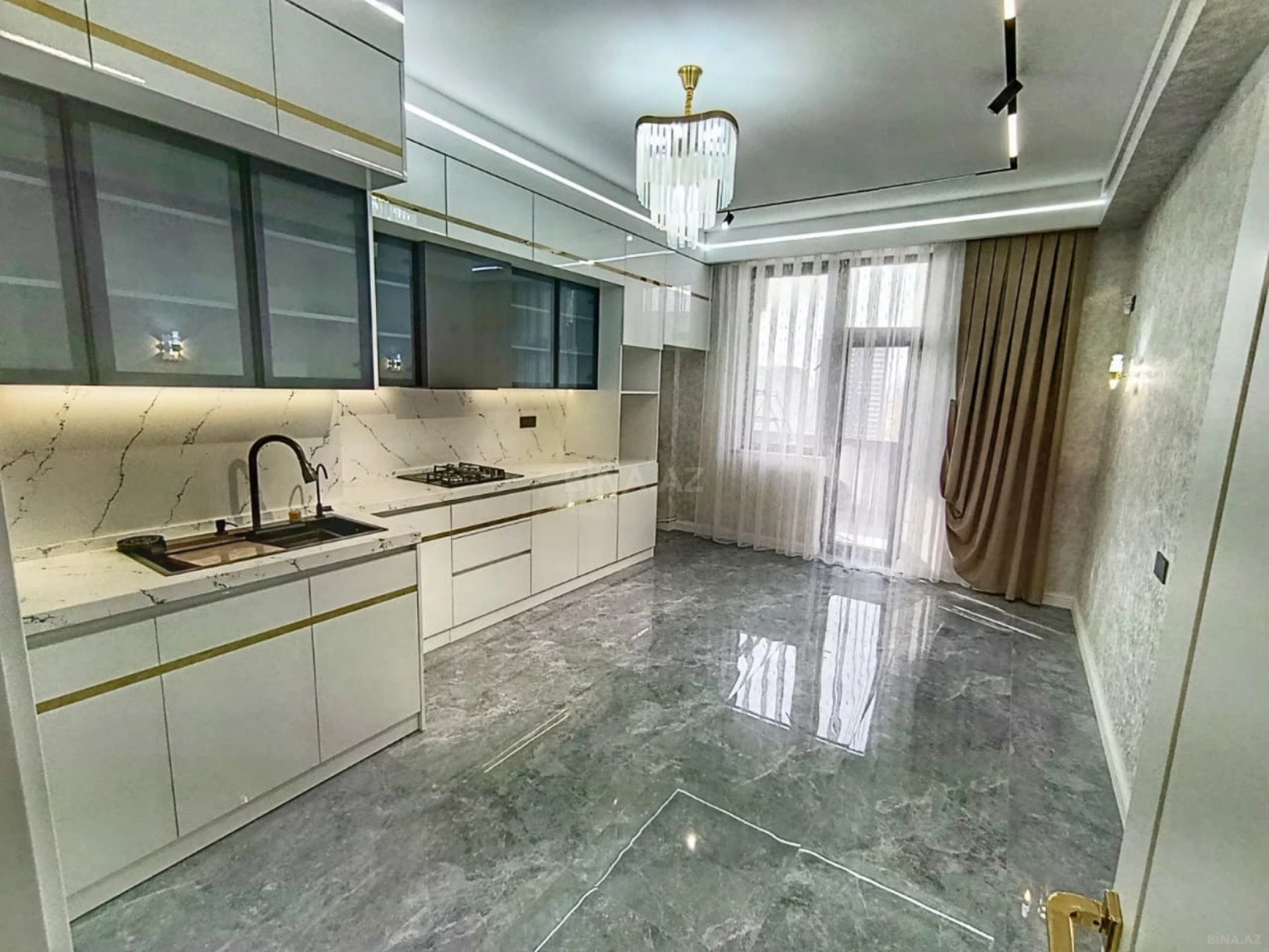 Satılır 4 otaqlı mənzil 160 m²