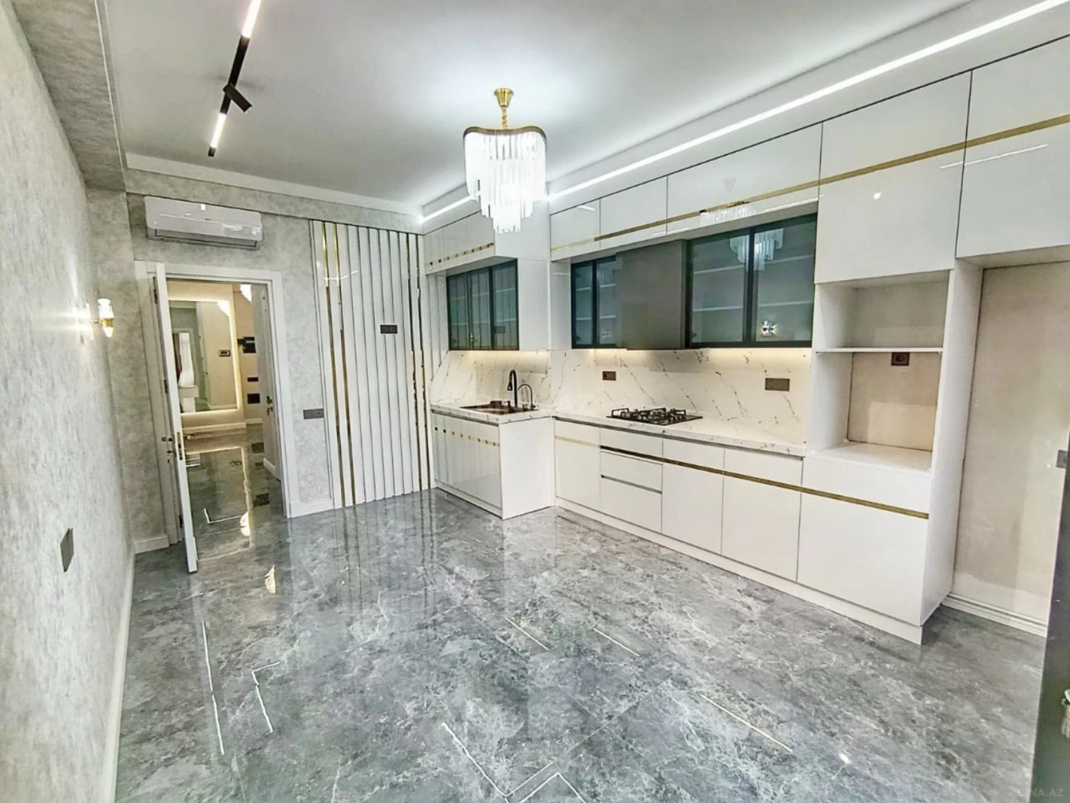 Satılır 4 otaqlı mənzil 160 m²