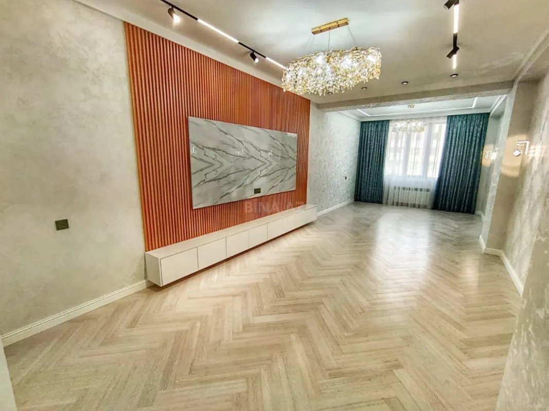 Satılır 4 otaqlı mənzil 160 m²