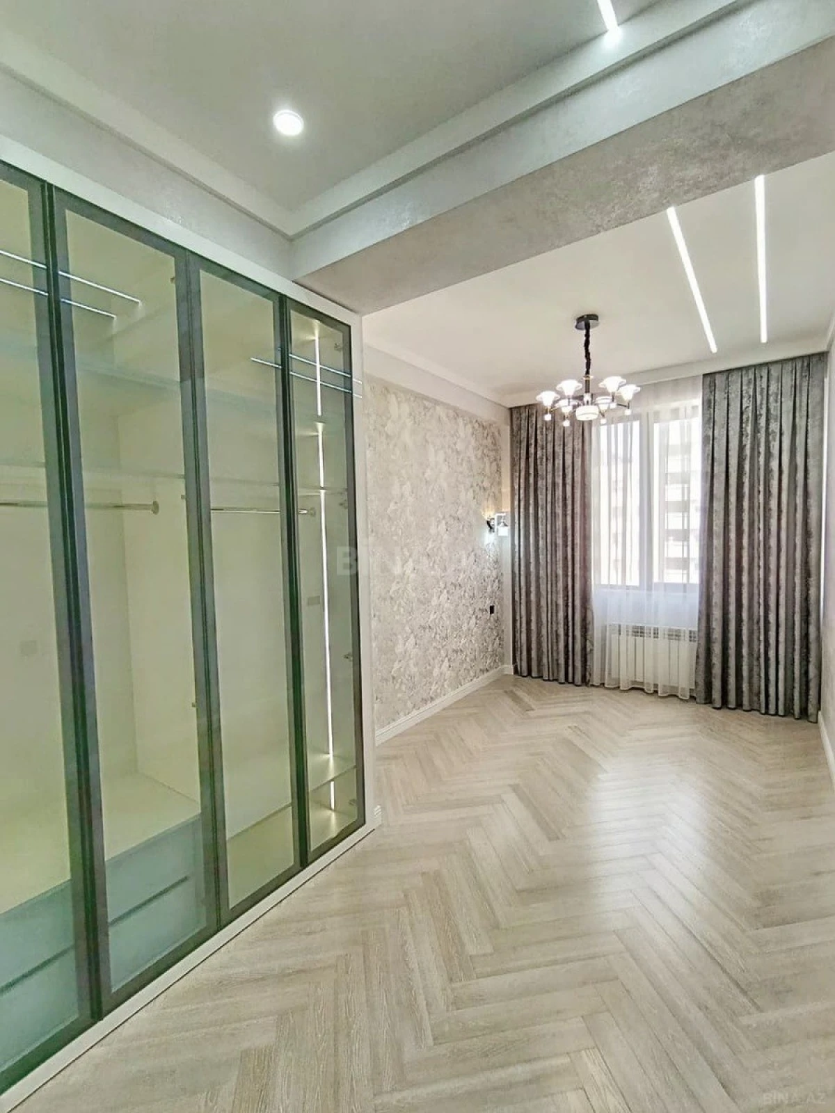 Satılır 4 otaqlı mənzil 160 m²
