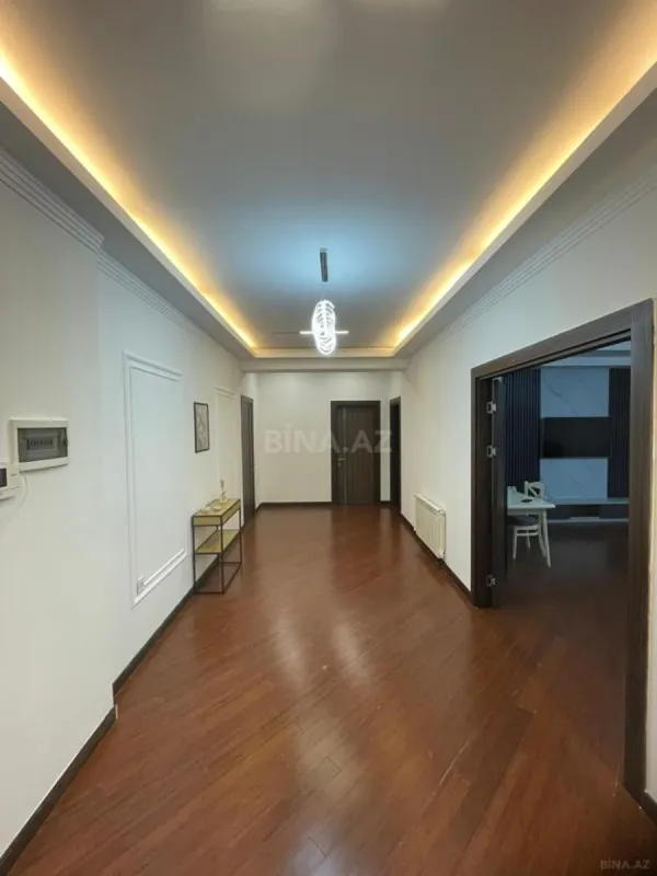 Satılır 3 otaqlı mənzil 131 m²
