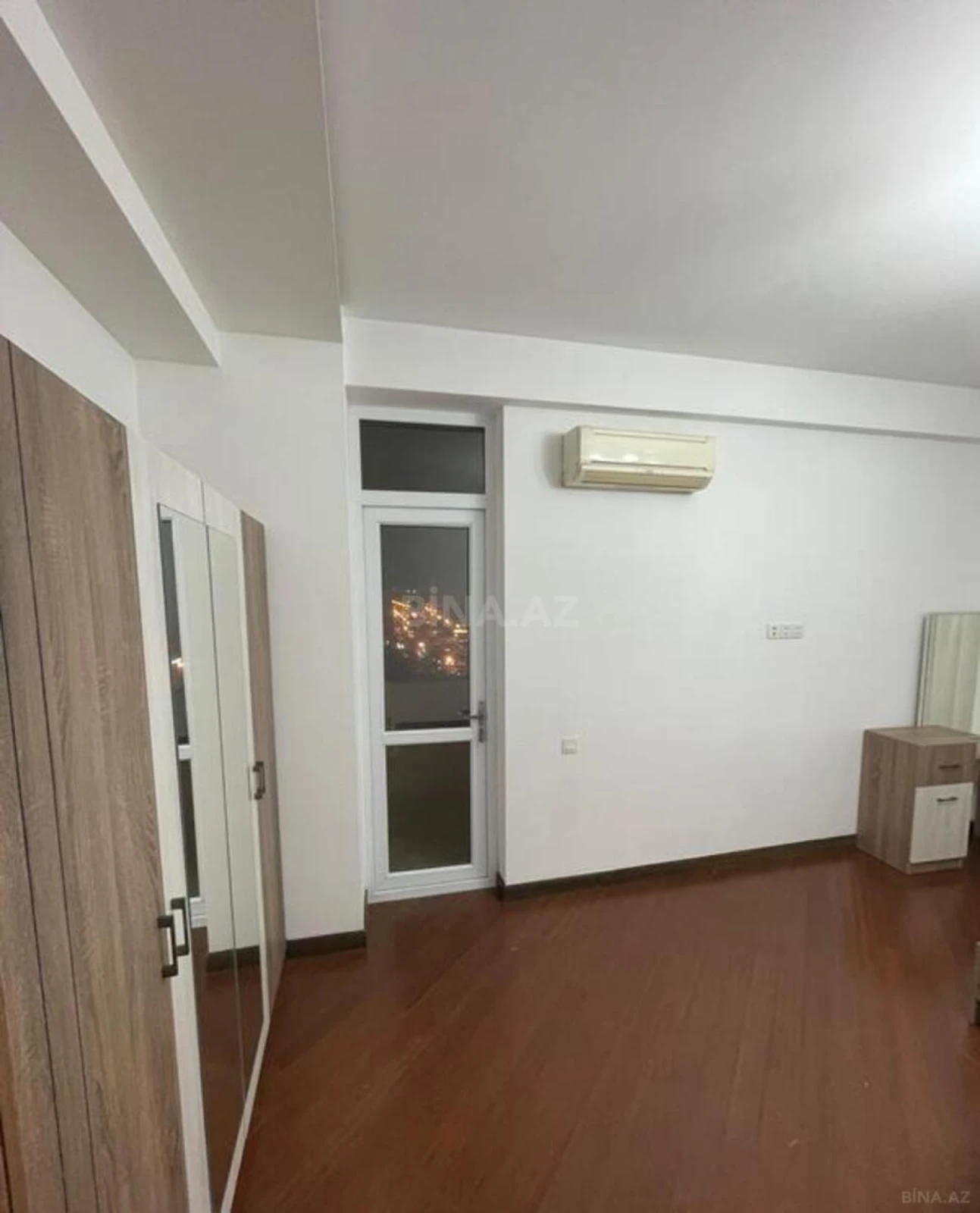 Satılır 3 otaqlı mənzil 131 m²
