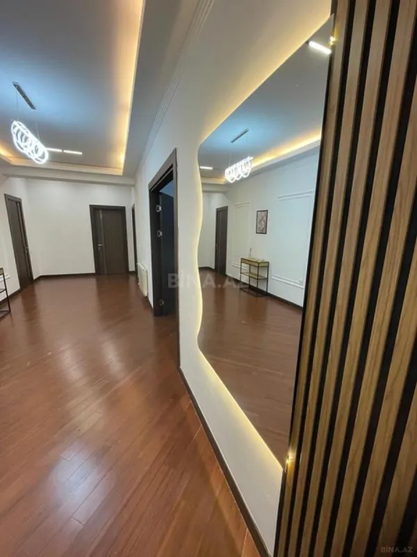 Satılır 3 otaqlı mənzil 131 m²