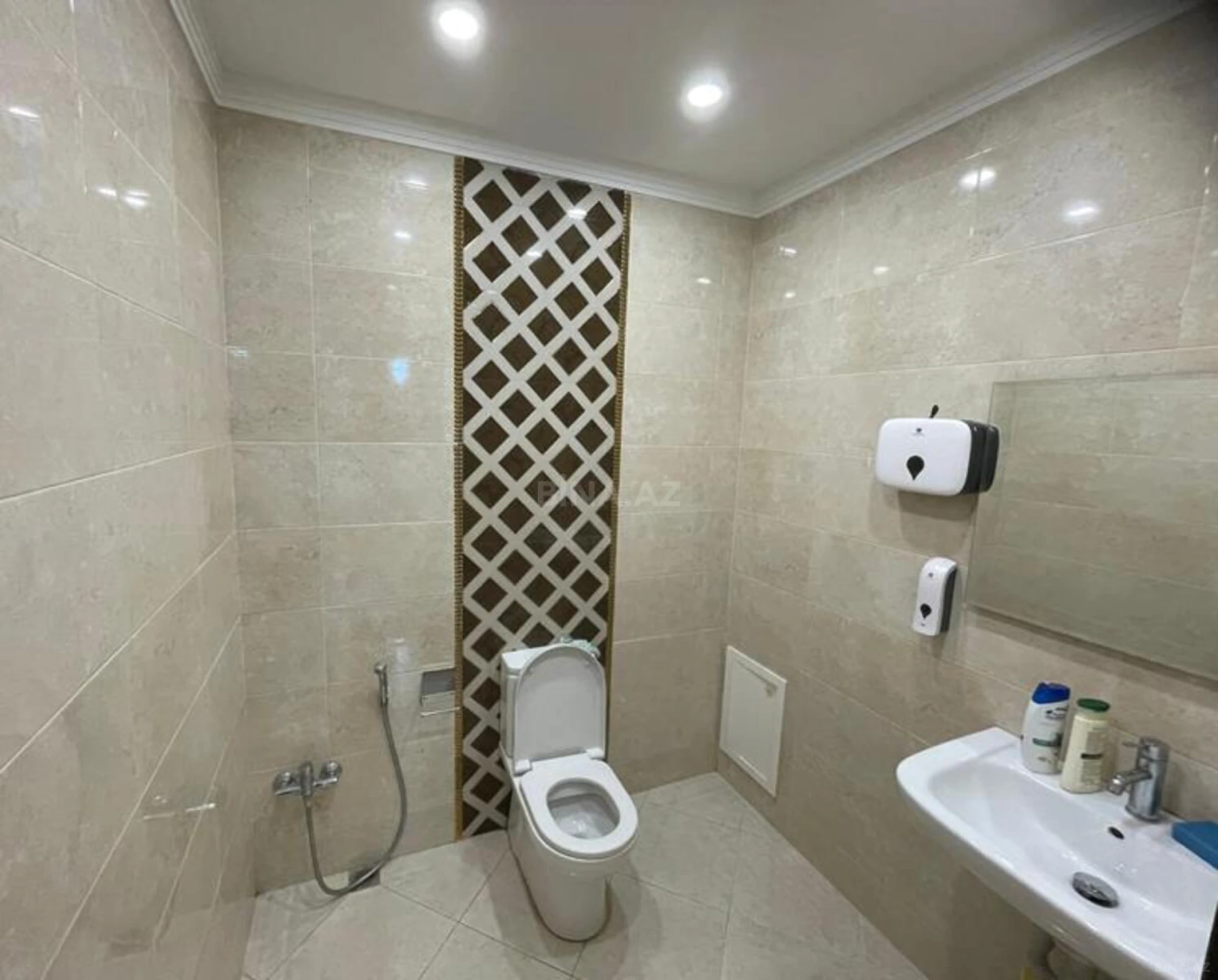Satılır 3 otaqlı mənzil 131 m²