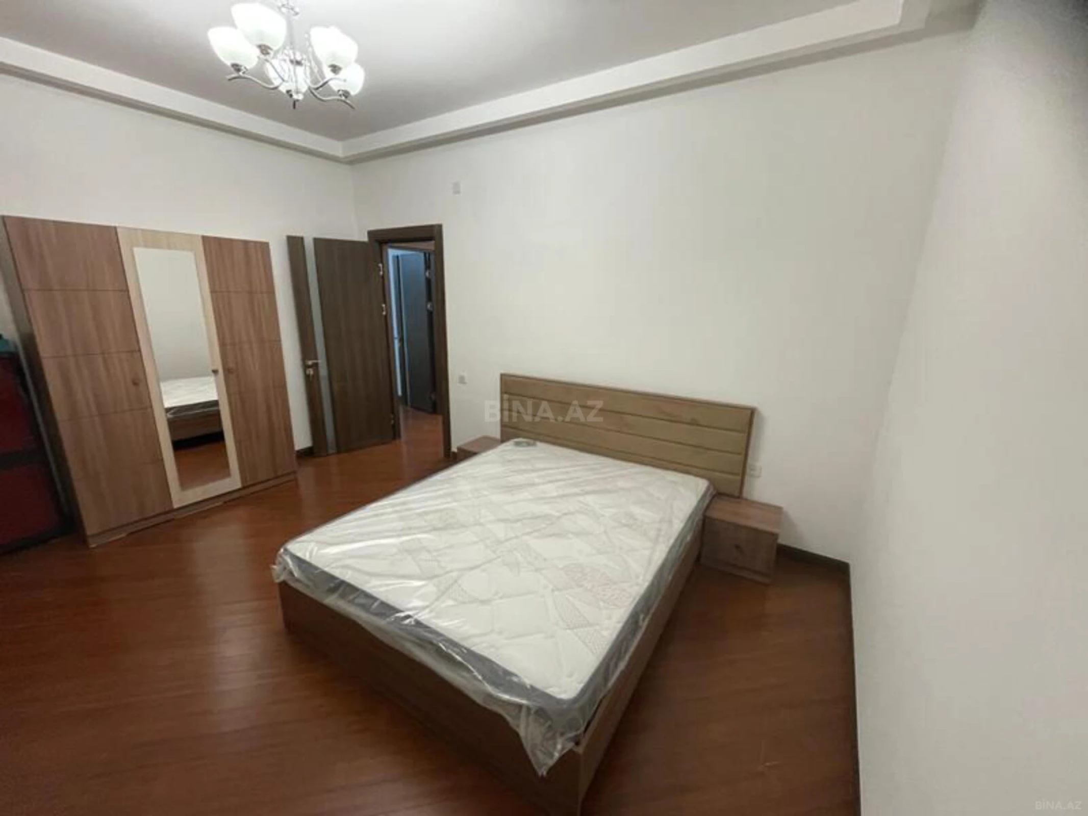 Satılır 3 otaqlı mənzil 131 m²