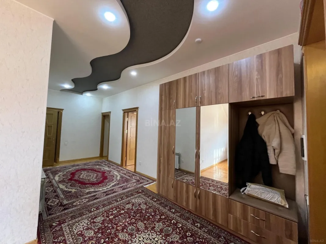Satılır 5 otaqlı həyət evi 300 m²