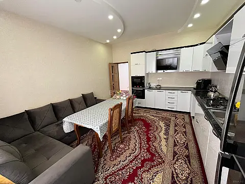 Satılır 5 otaqlı həyət evi 300 m²