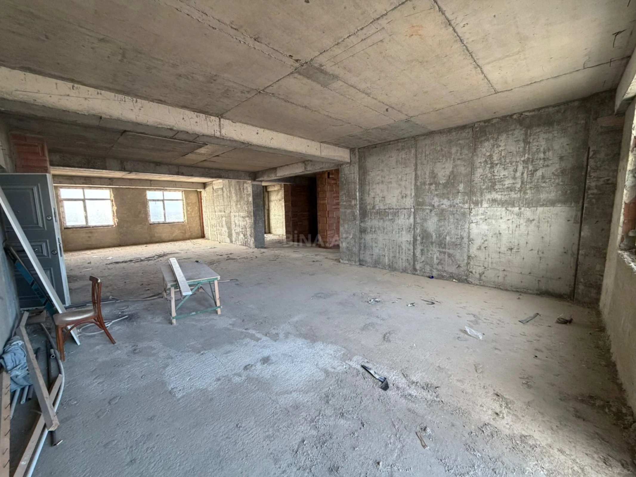 Satılır 4 otaqlı mənzil 185 m²