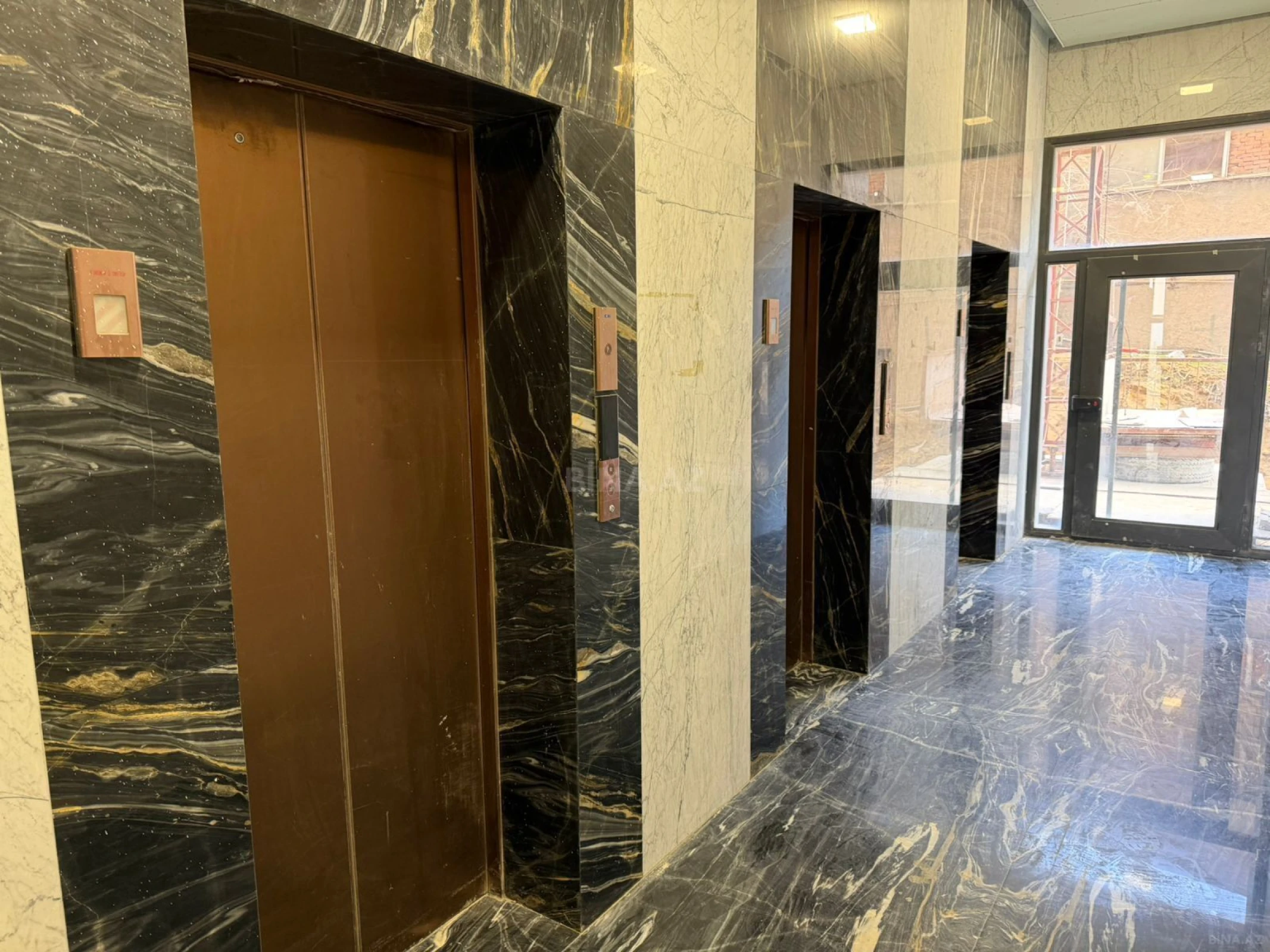 Satılır 4 otaqlı mənzil 185 m²