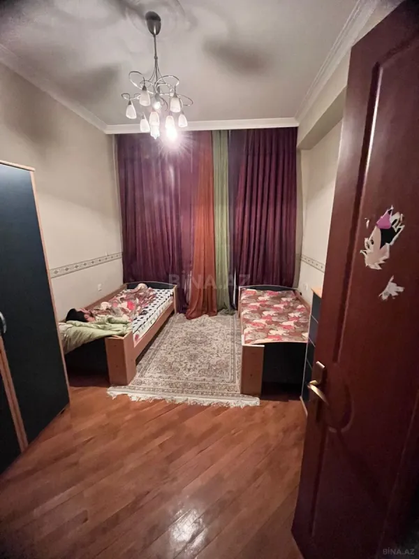 Satılır 4 otaqlı mənzil 200 m²