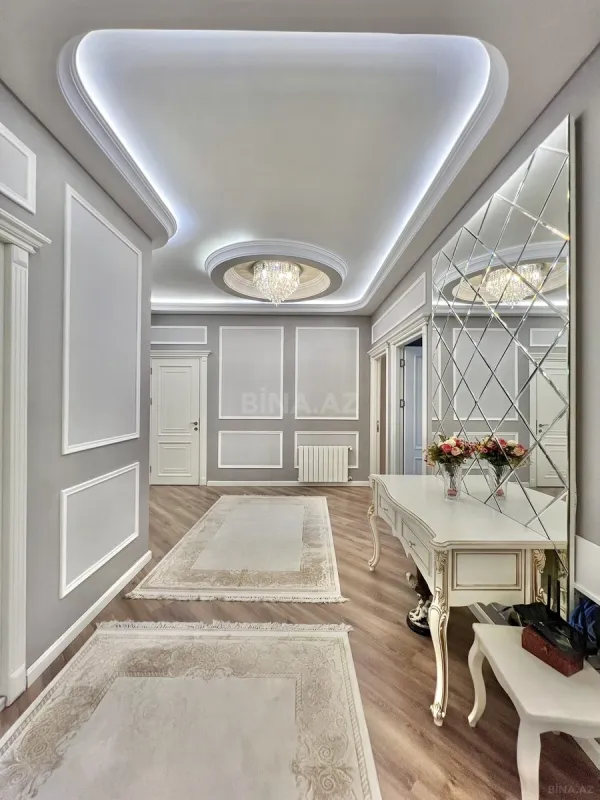 Satılır 4 otaqlı mənzil 180 m²