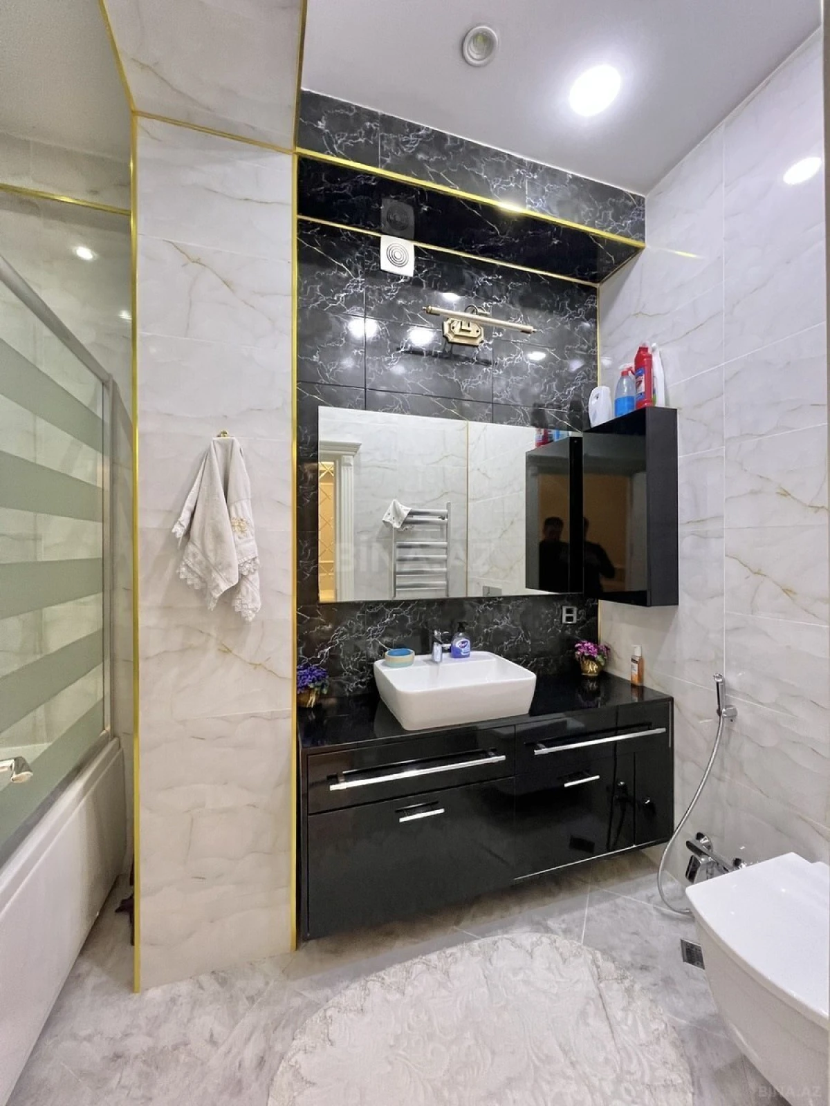 Satılır 4 otaqlı mənzil 180 m²