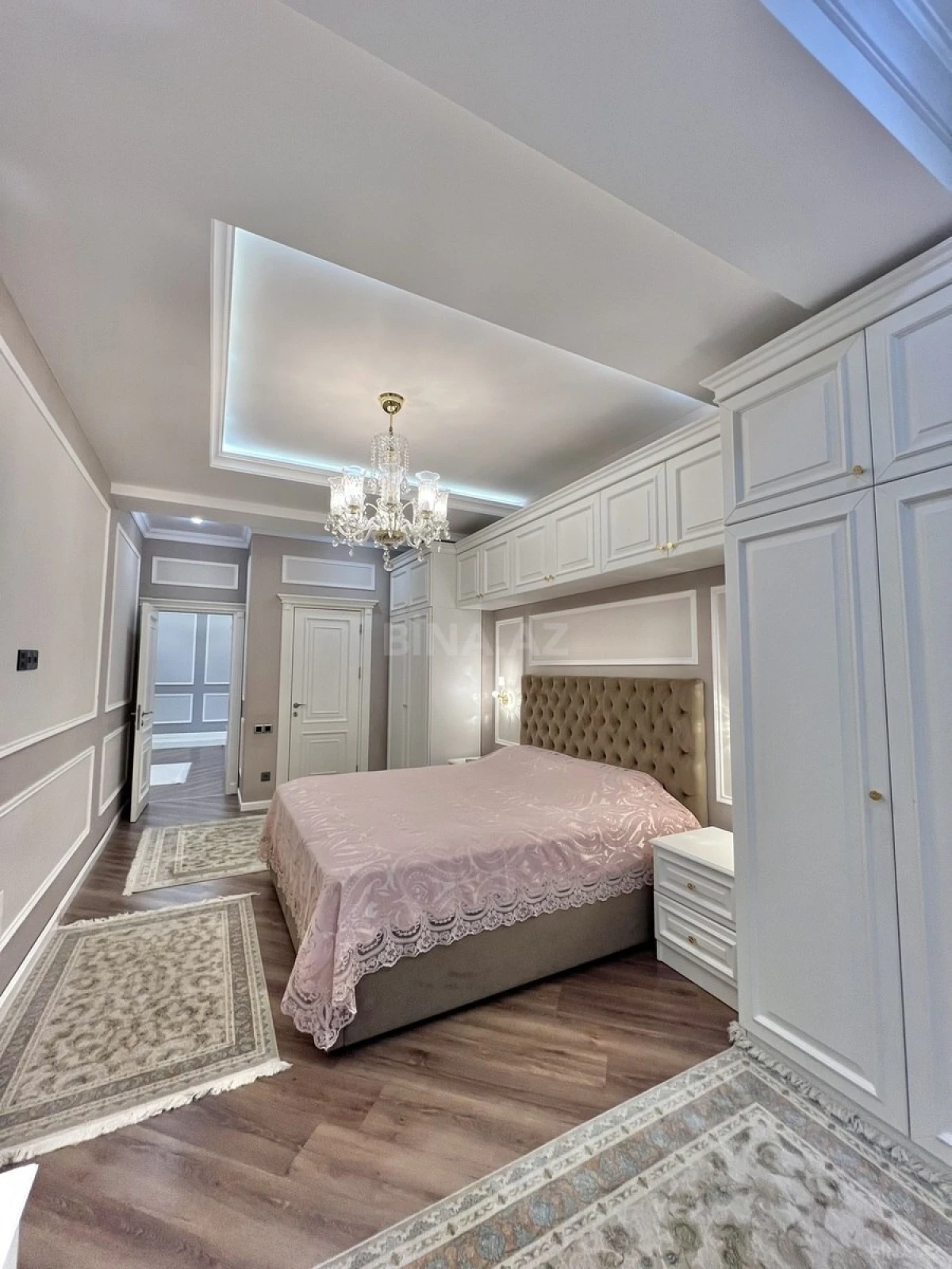 Satılır 4 otaqlı mənzil 180 m²