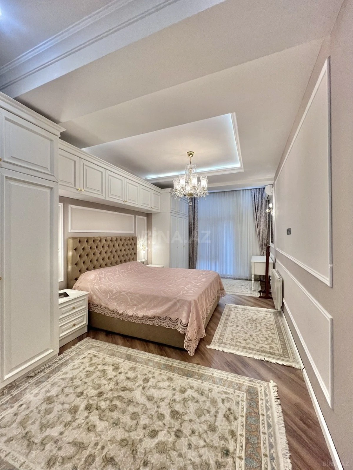 Satılır 4 otaqlı mənzil 180 m²