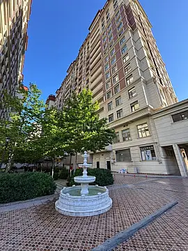 Satılır 4 otaqlı mənzil 180 m²
