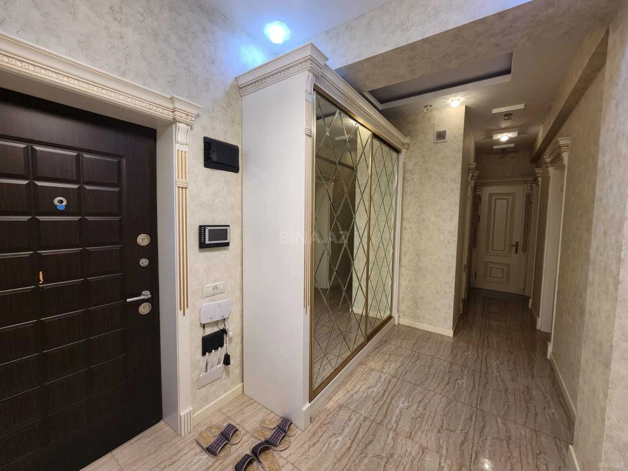 Satılır 2 otaqlı mənzil 108 m²