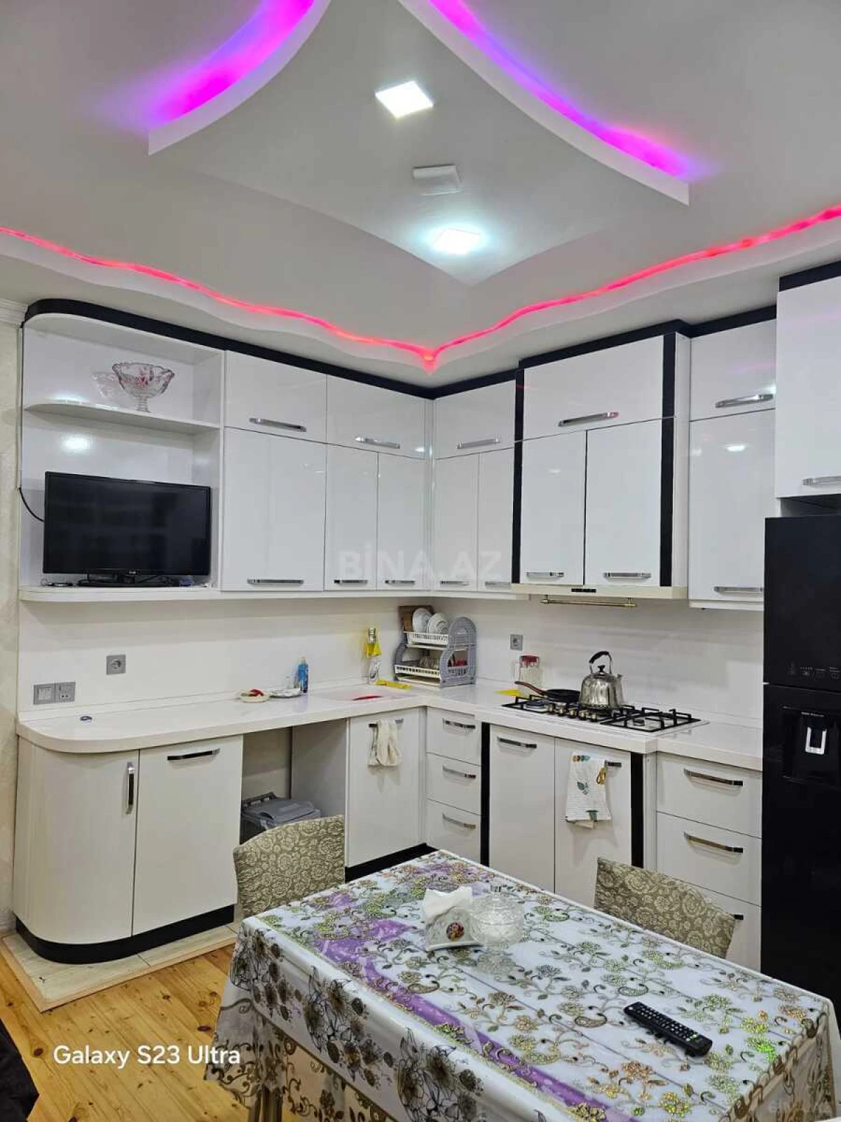 Satılır 5 otaqlı həyət evi 240 m²