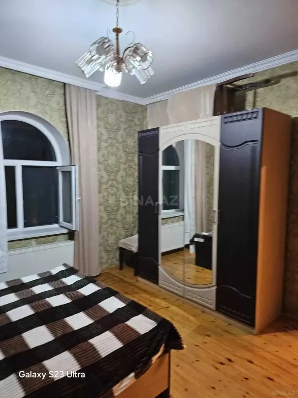 Satılır 5 otaqlı həyət evi 240 m²