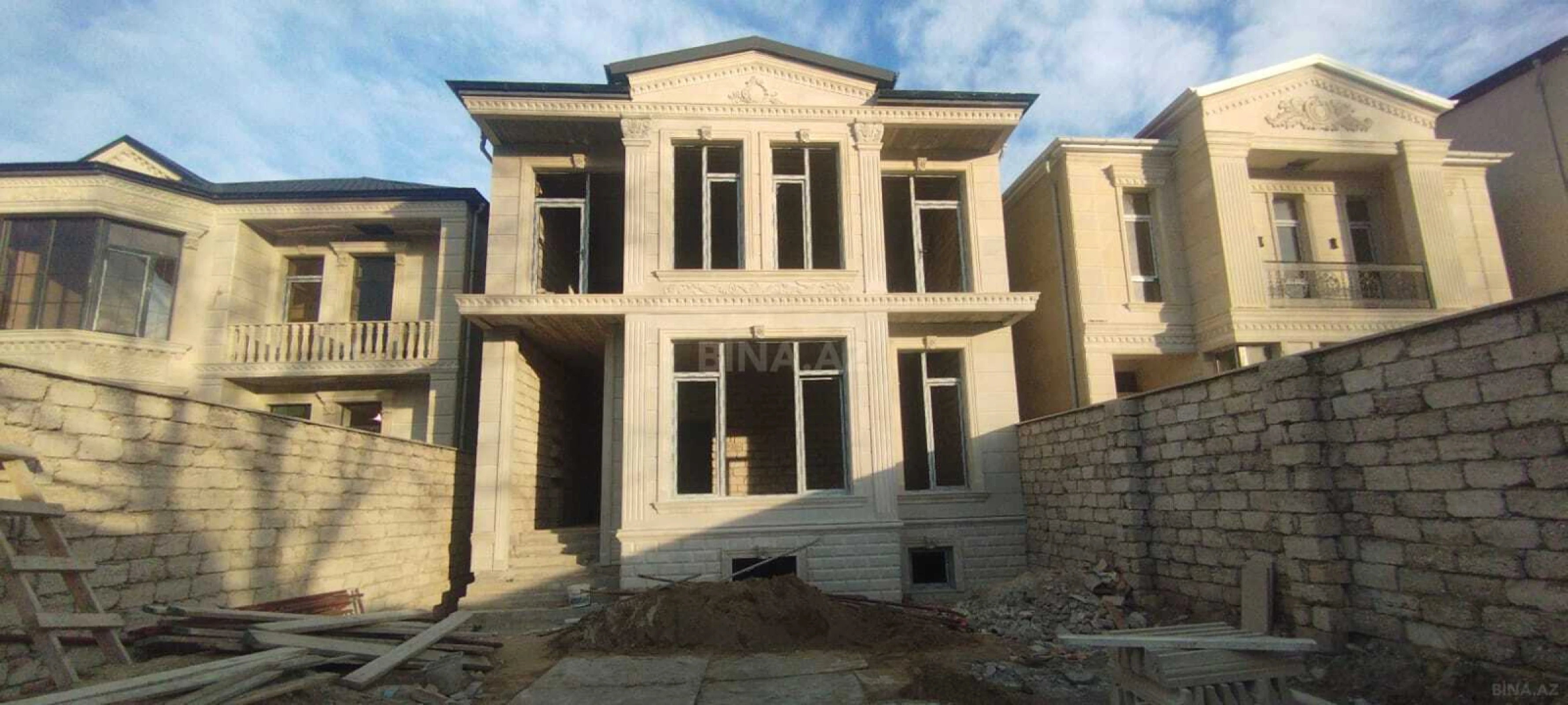 Satılır 9 otaqlı həyət evi 370 m²