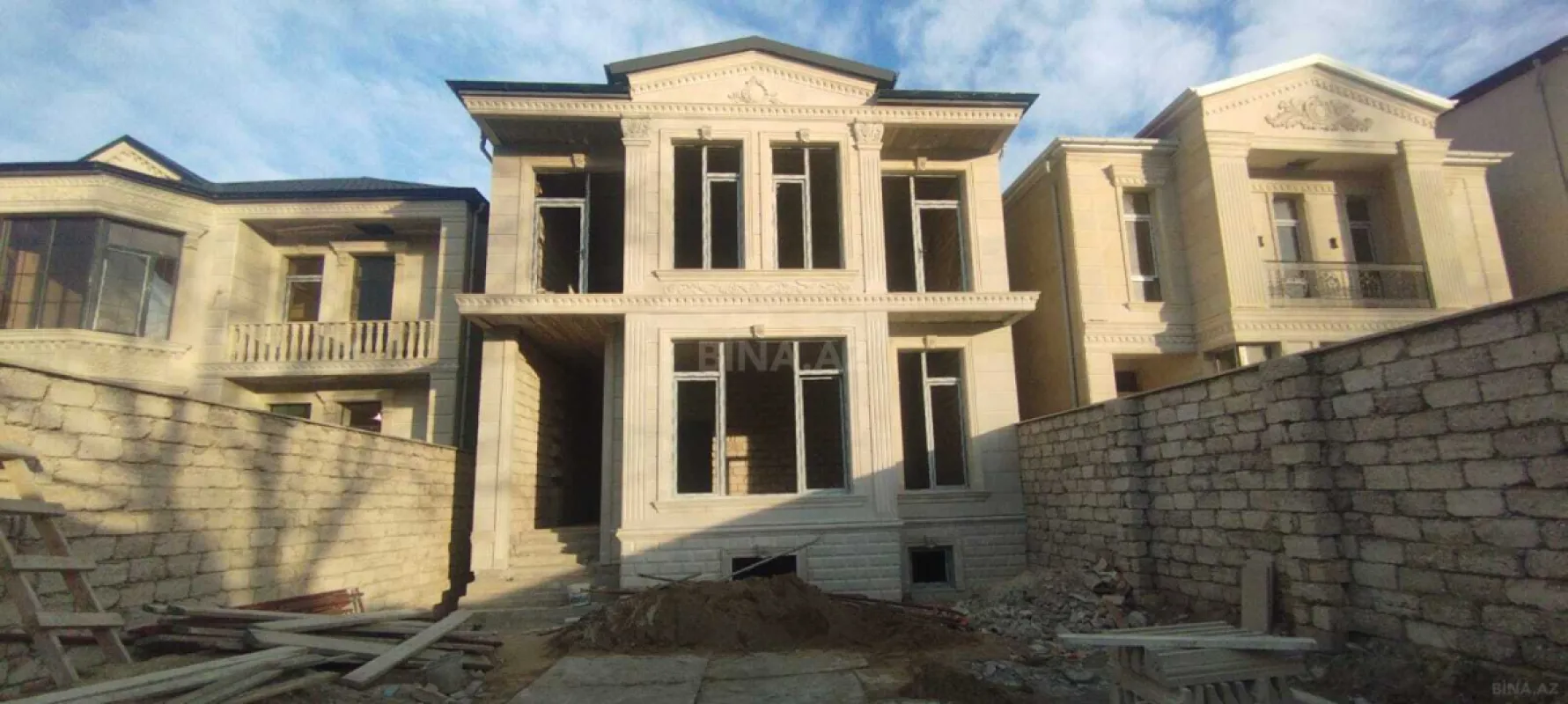 Satılır 9 otaqlı həyət evi 370 m²