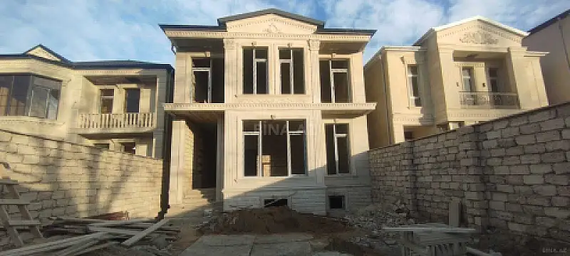 Satılır 9 otaqlı həyət evi 370 m²