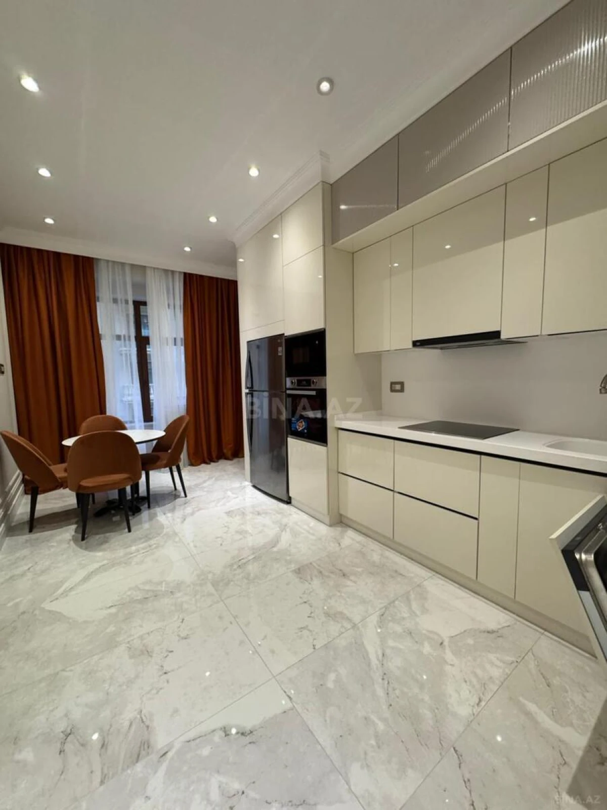 Kirayə verilir 3 otaqlı mənzil 129 m²