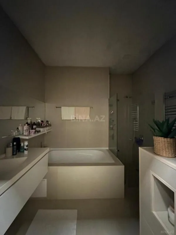 Satılır 4 otaqlı mənzil 200 m²