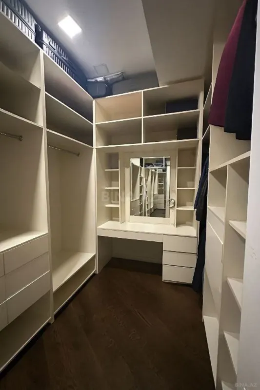 Satılır 4 otaqlı mənzil 200 m²