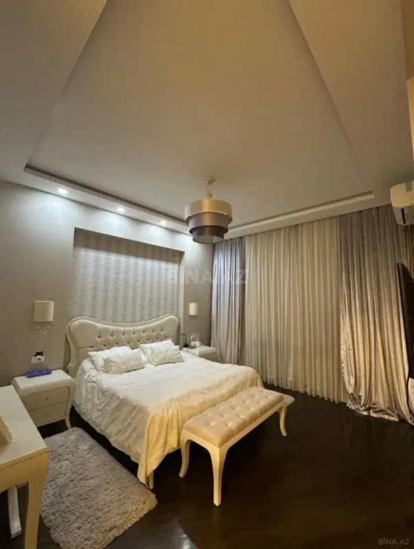 Satılır 4 otaqlı mənzil 200 m²