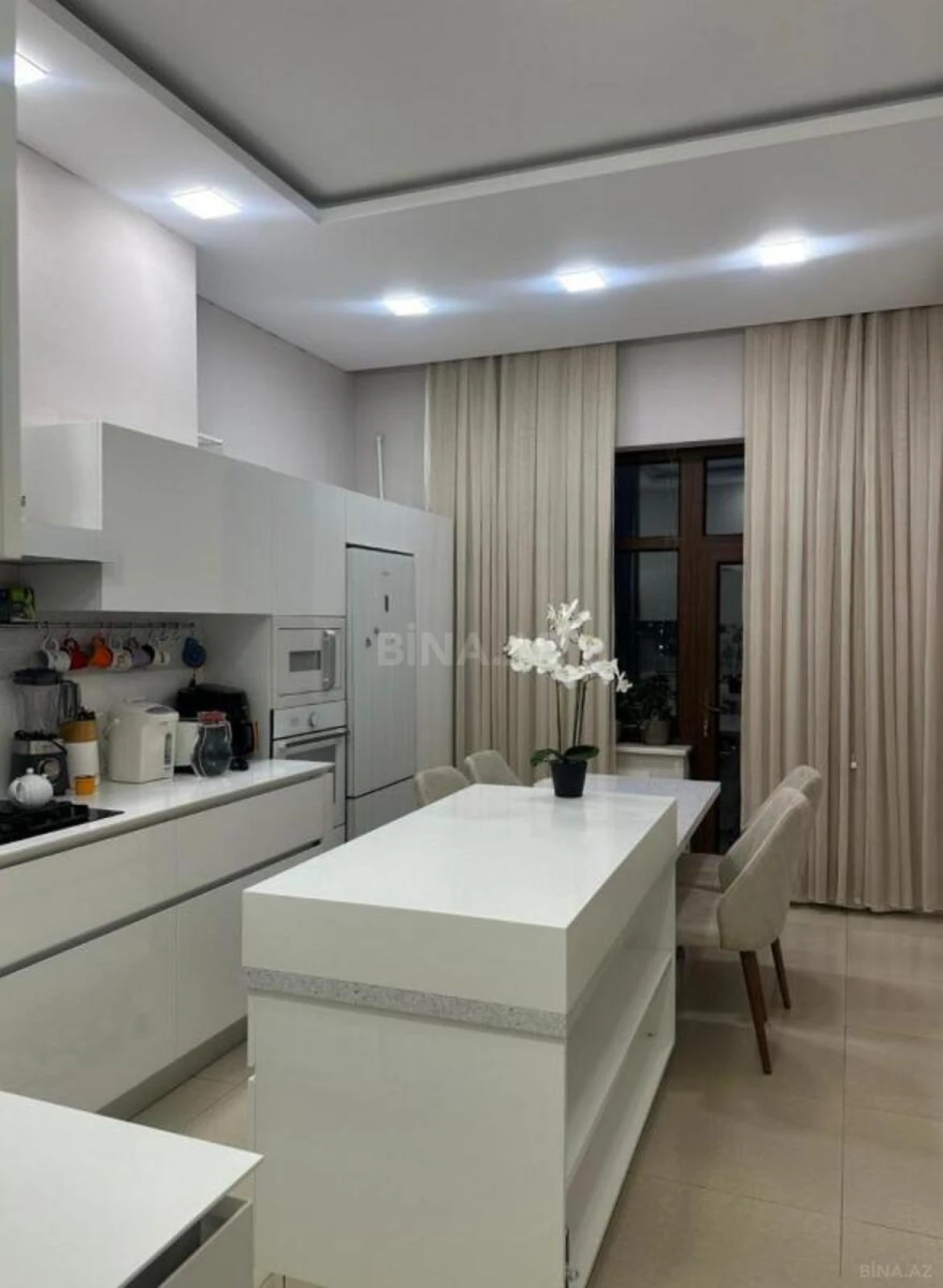 Satılır 4 otaqlı mənzil 200 m²