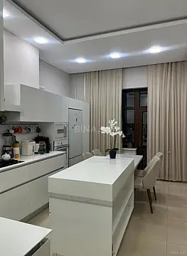 Satılır 4 otaqlı mənzil 200 m²