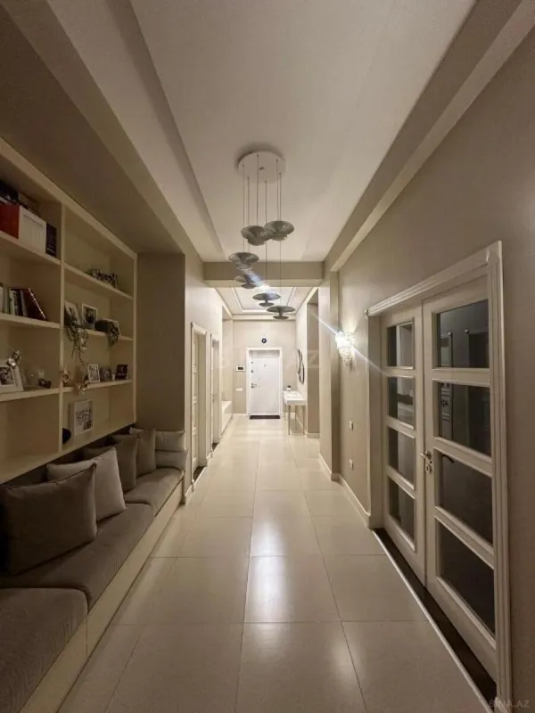 Satılır 4 otaqlı mənzil 200 m²