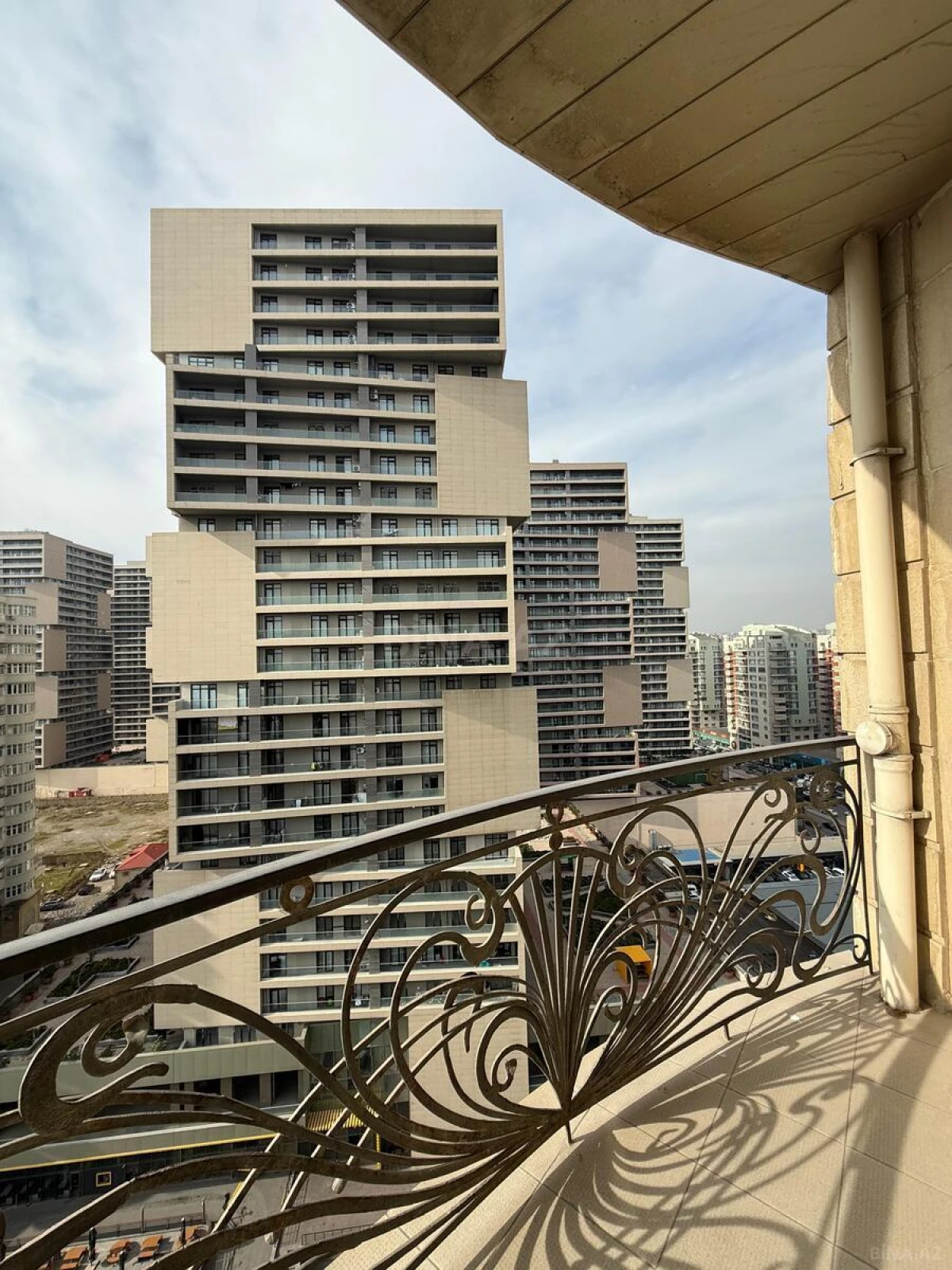 Satılır 3 otaqlı mənzil 158 m²