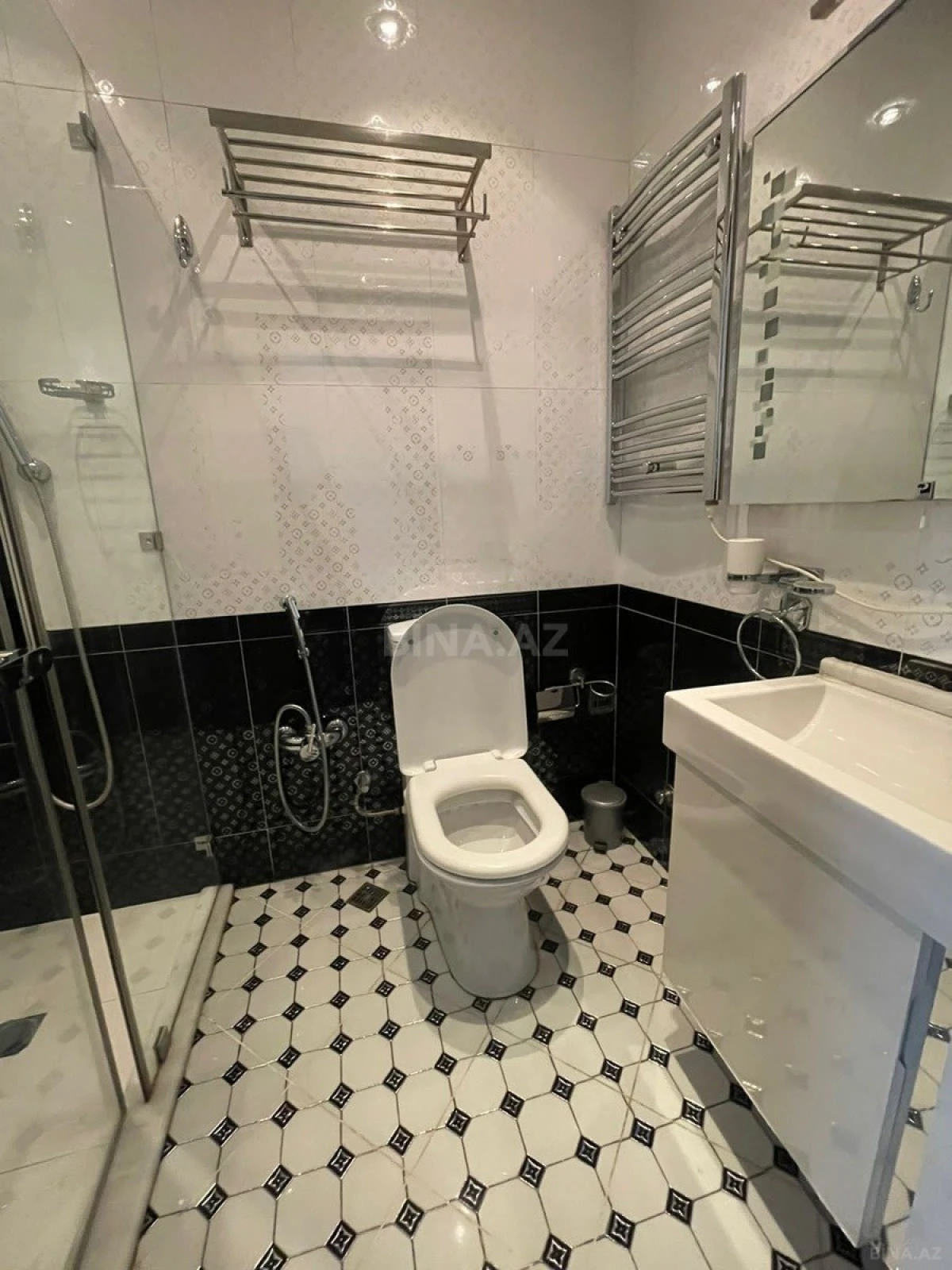 Kirayə verilir 4 otaqlı mənzil 220 m²