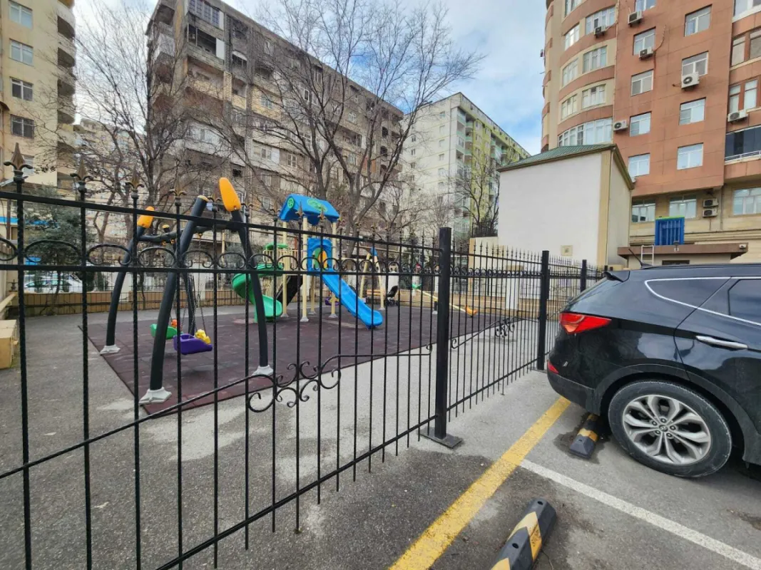 Satılır 4 otaqlı mənzil 210 m²