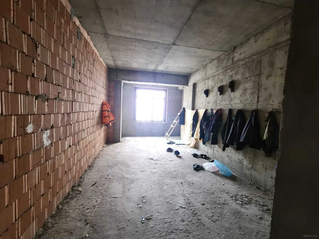 Satılır 4 otaqlı mənzil 210 m²