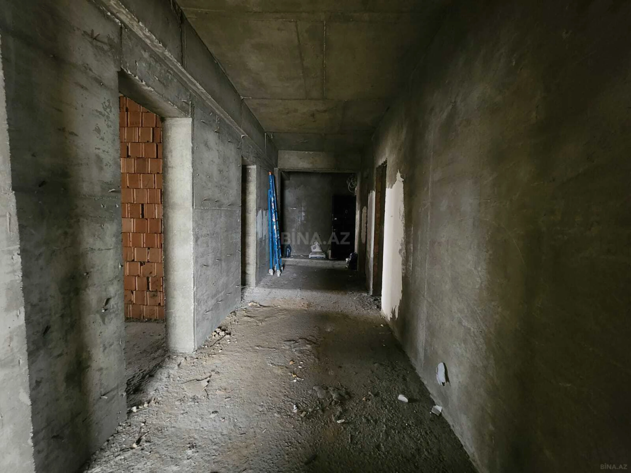 Satılır 4 otaqlı mənzil 210 m²